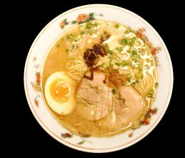 焦がしにんにくが香ばしい『熊本とんこつラーメン　黒凛』1人前★九州美味か麺コレクション!